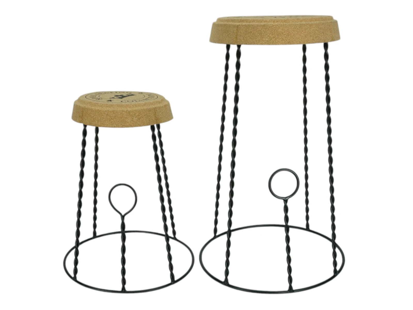 Hocker Corkano 45°-Freisteller: Zwei braune Kork-Metall-Hocker (Ø 40 × H 50/40 cm) mit gedrehten schwarzen Beinen.