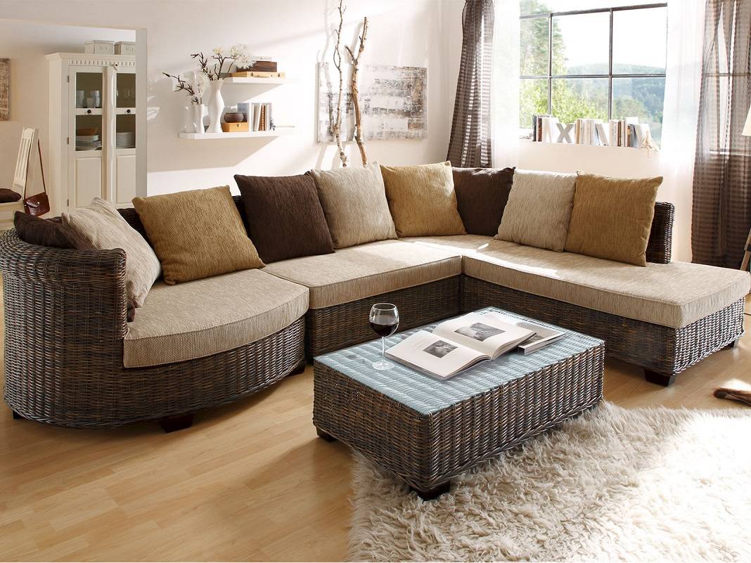 Braune Polsterecke (Ecksofa) in modernem Wohnzimmer-Ambiente, gemütlich, dezente Dekoration.