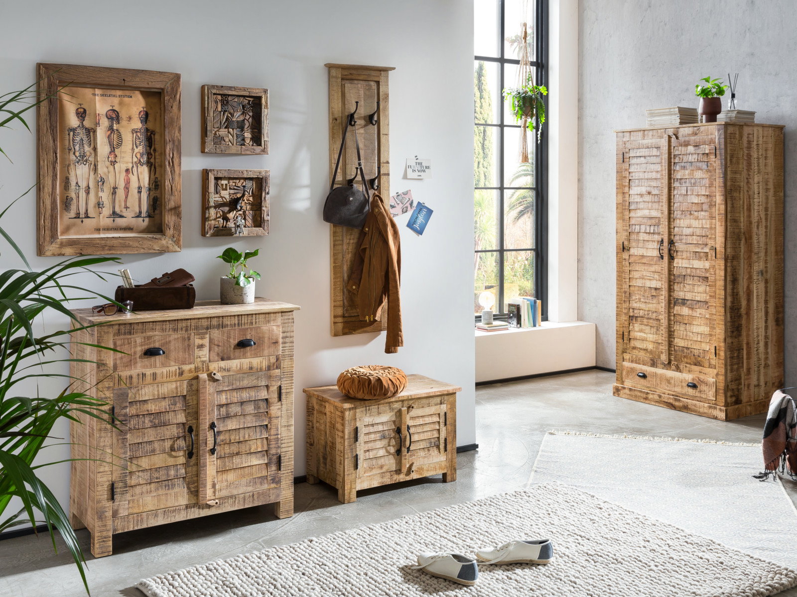 Flurmöbel aus recyceltem Hartholz in 45°-Ansicht: Sideboard, Schuhbank, Garderobe, Kleiderschrank plus Wandbild „Skeleton“.