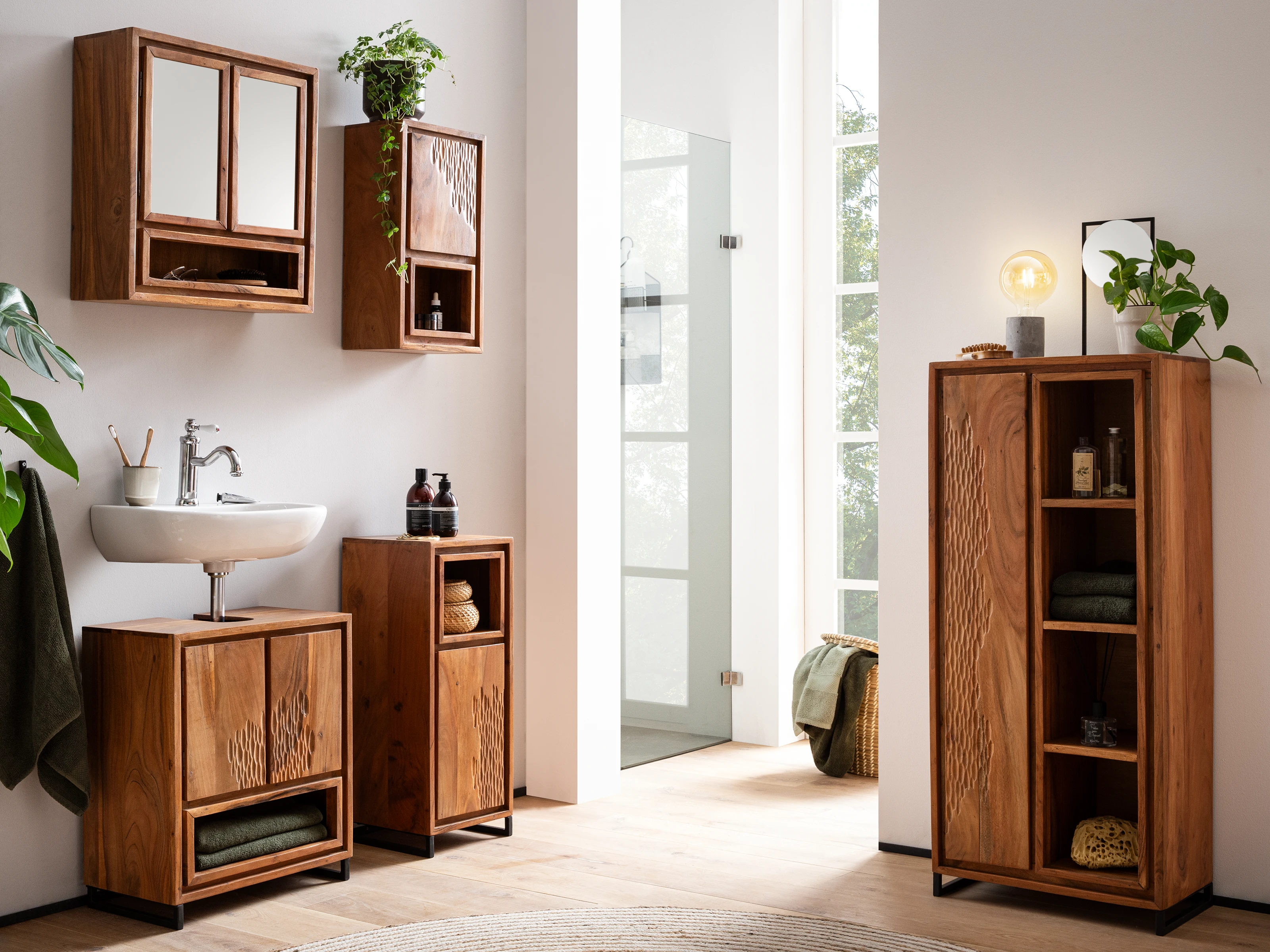 Ambienteaufnahme des Maddox-Holzmöbels: modernes, rustikales Wohnzimmer mit warmen Holznoten, klaren Linien und natürlicher, gemütlicher Stimmung