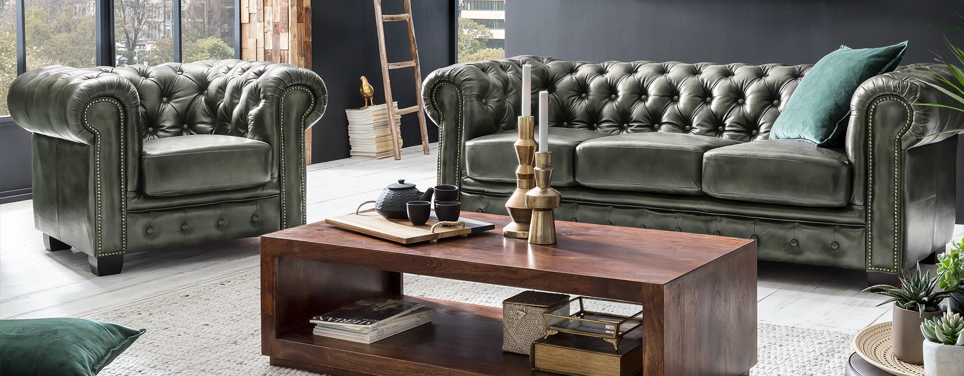 Klassisches Chesterfield-Ledersofa in warmem Braun, tiefgeknöpftes Design mit Rollenarmlehnen – elegantes Vintage-Wohnambiente