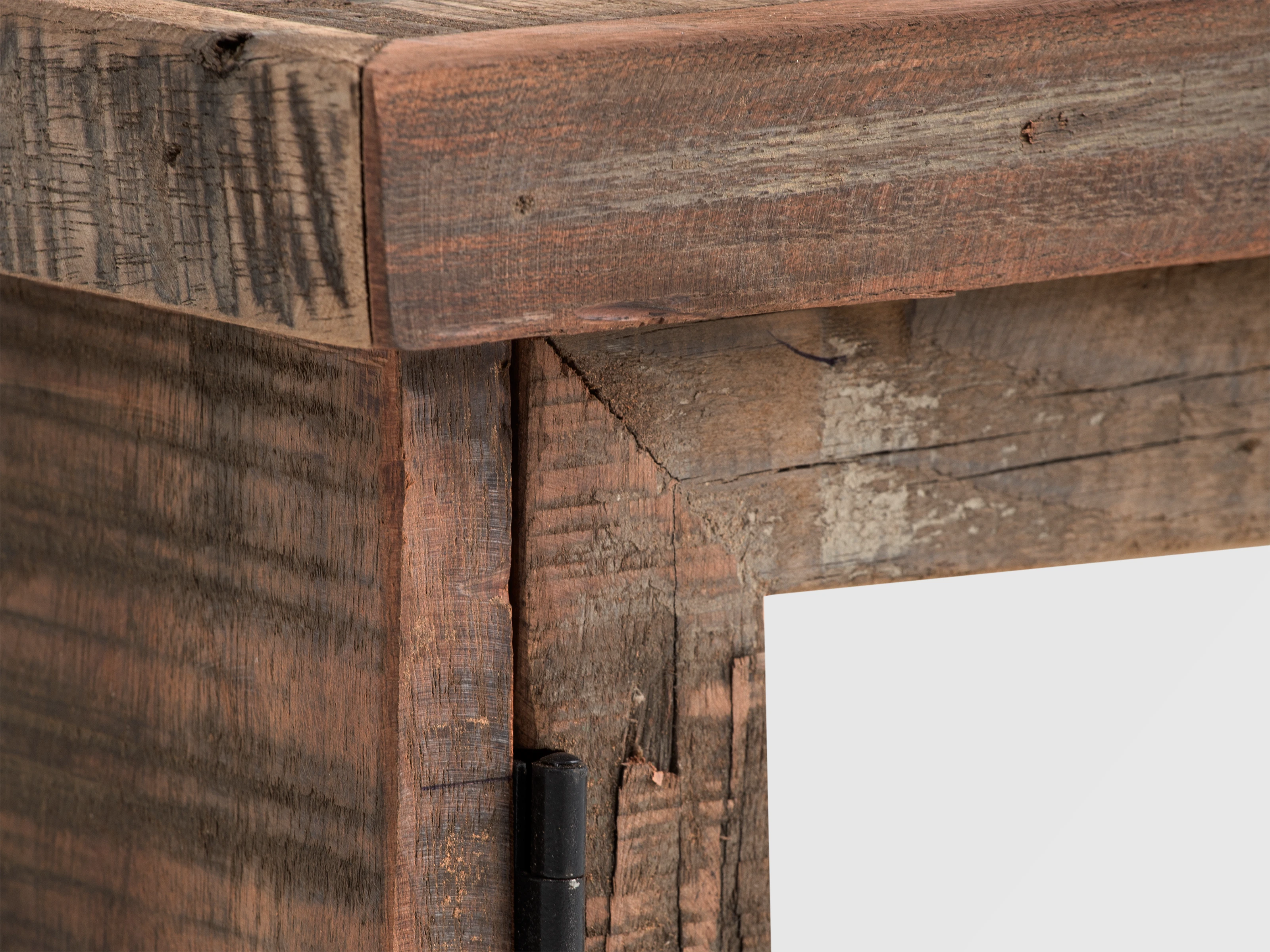 Freisteller-Detailaufnahme: unbehandeltes Altholz-Eckprofil mit schwarzem Scharnier am Spiegelschrank Sumatra, 60×45×20 cm