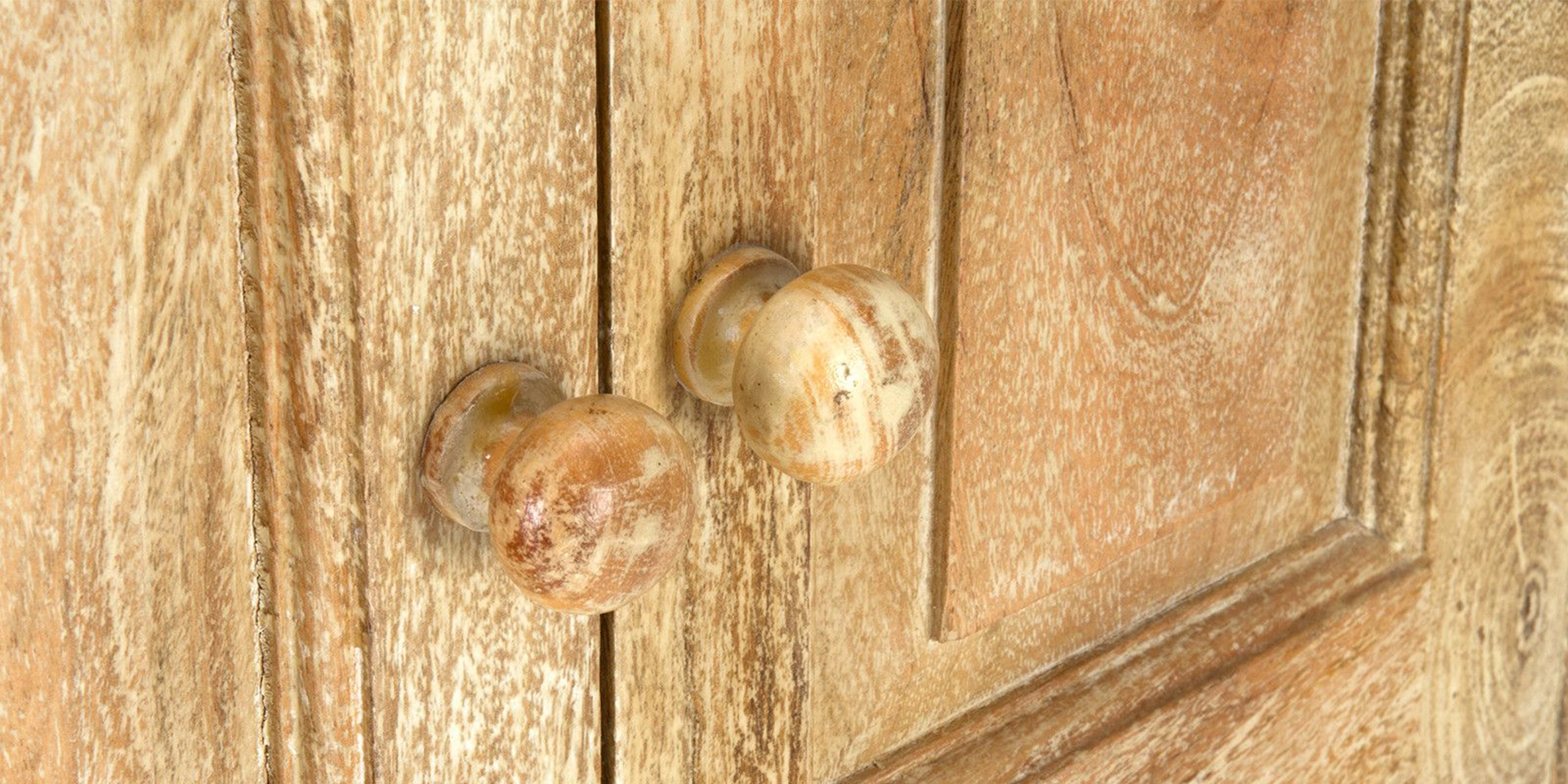 Detailaufnahme Patina-Holz: sichtbare Maserung, verwitterte Oberfläche, warmes Braun-Grau, rustikaler Vintage-Look.