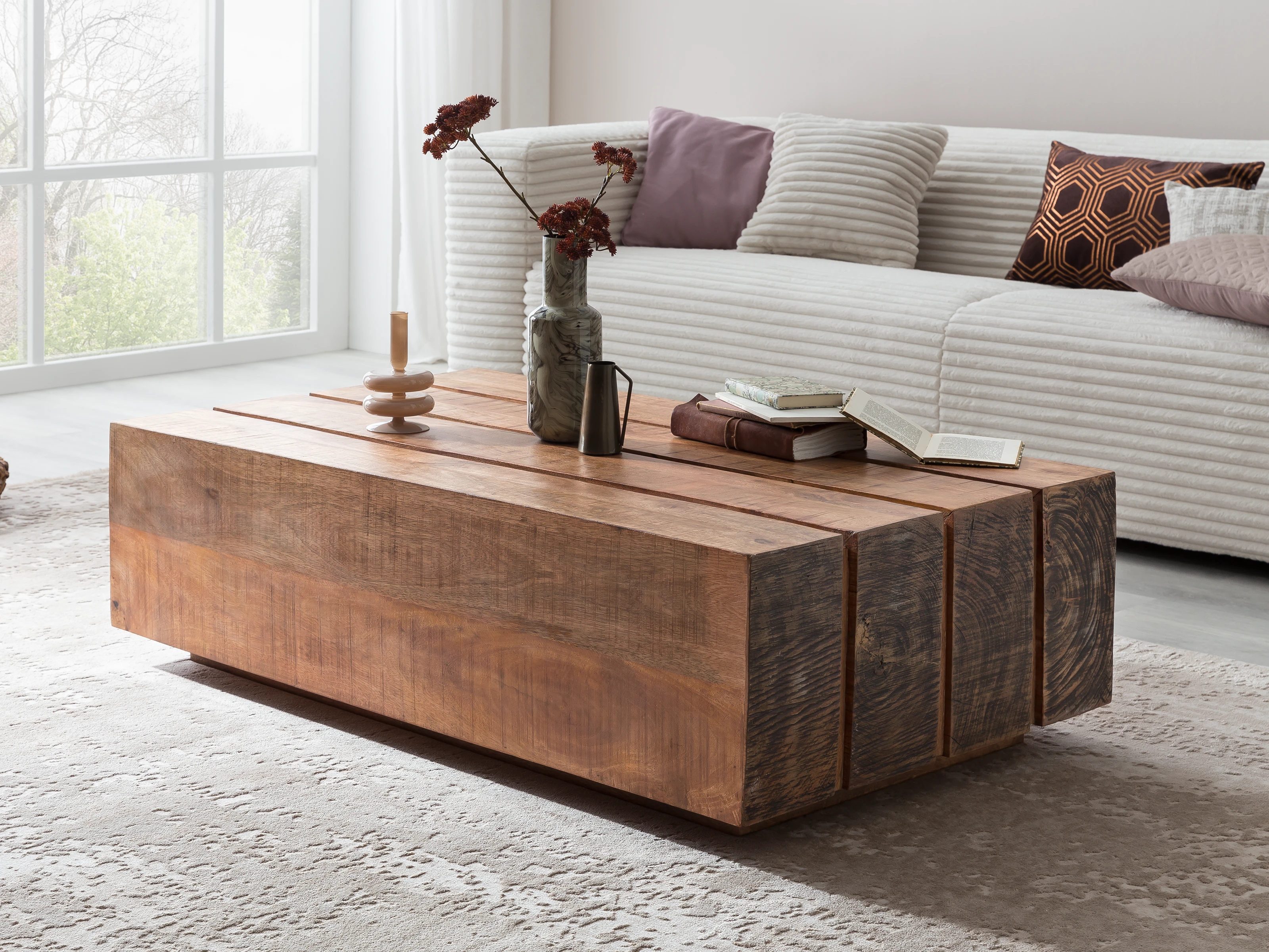 Dakota Holzmöbel in Ambienteaufnahme: warmes Holz, modernes skandinavisches Design, gemütliches Wohnzimmer