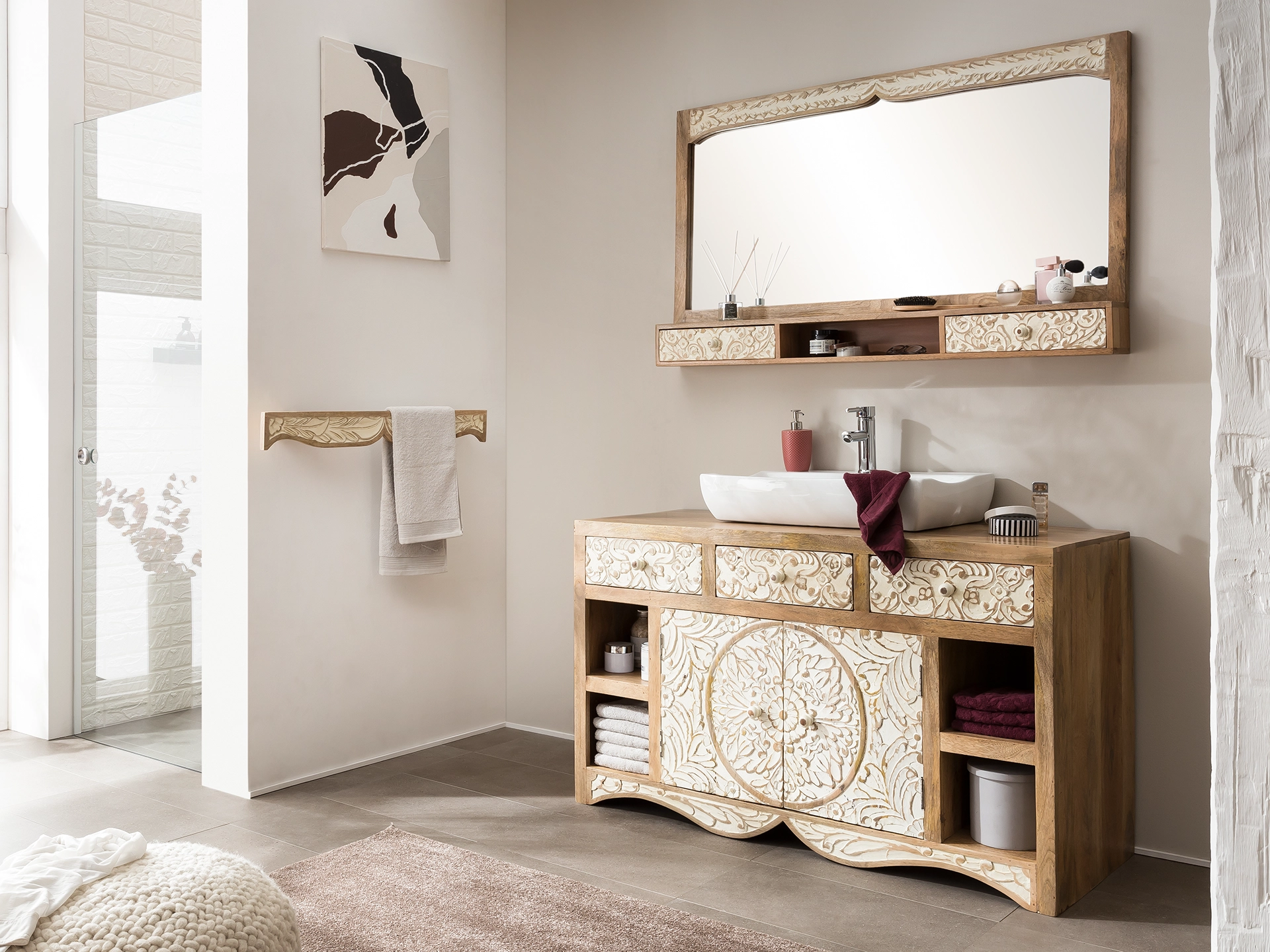 Ambienteaufnahme des Möbelstücks 'Delhi' von Woodkings – warmes Holz, modernes Wohnzimmer, minimalistisches Design