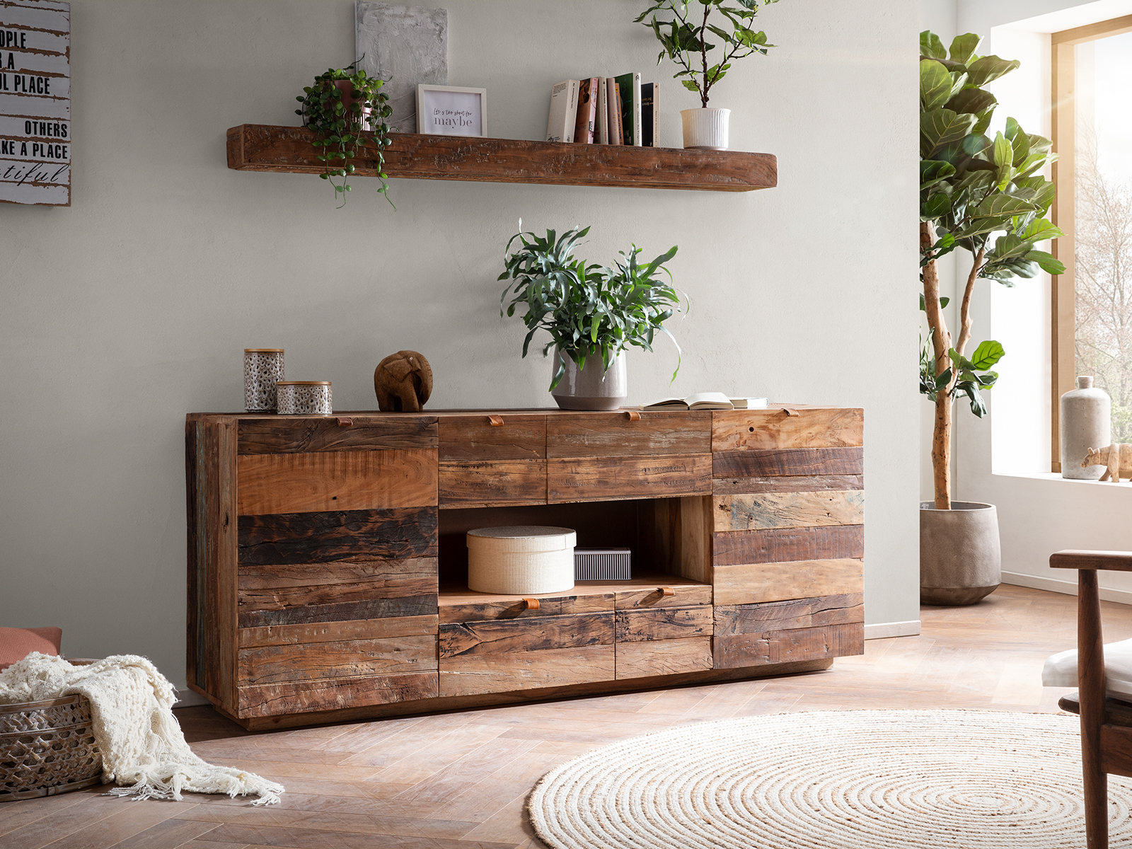 Wandboard Oldwood 160 cm, lackiertes Altholz-Wandregal – Frontansicht im Wohnbeispiel an heller Wand mit Pflanze und Deko