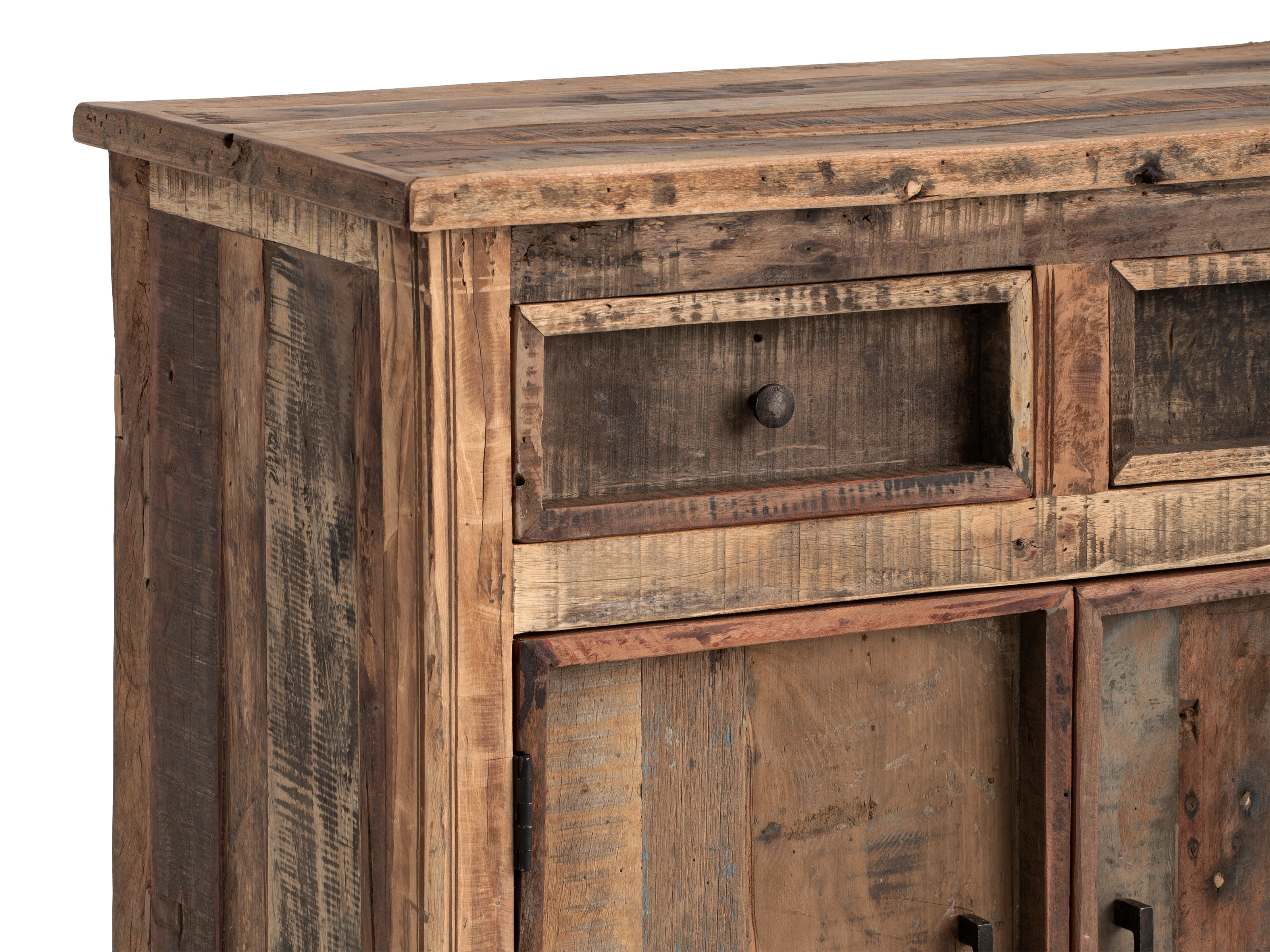 Freisteller 45°-Ansicht des Sideboards Sumatra (123×89×41 cm) mit 3 Türen, 3 Schubladen aus unbehandeltem Altholz.