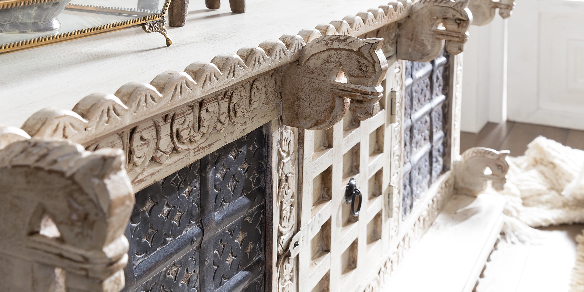 Detailaufnahme Damchaya: Nahaufnahme der Massivholzoberfläche mit sichtbarer Holzmaserung, warmen Naturtönen und feiner Verarbeitung