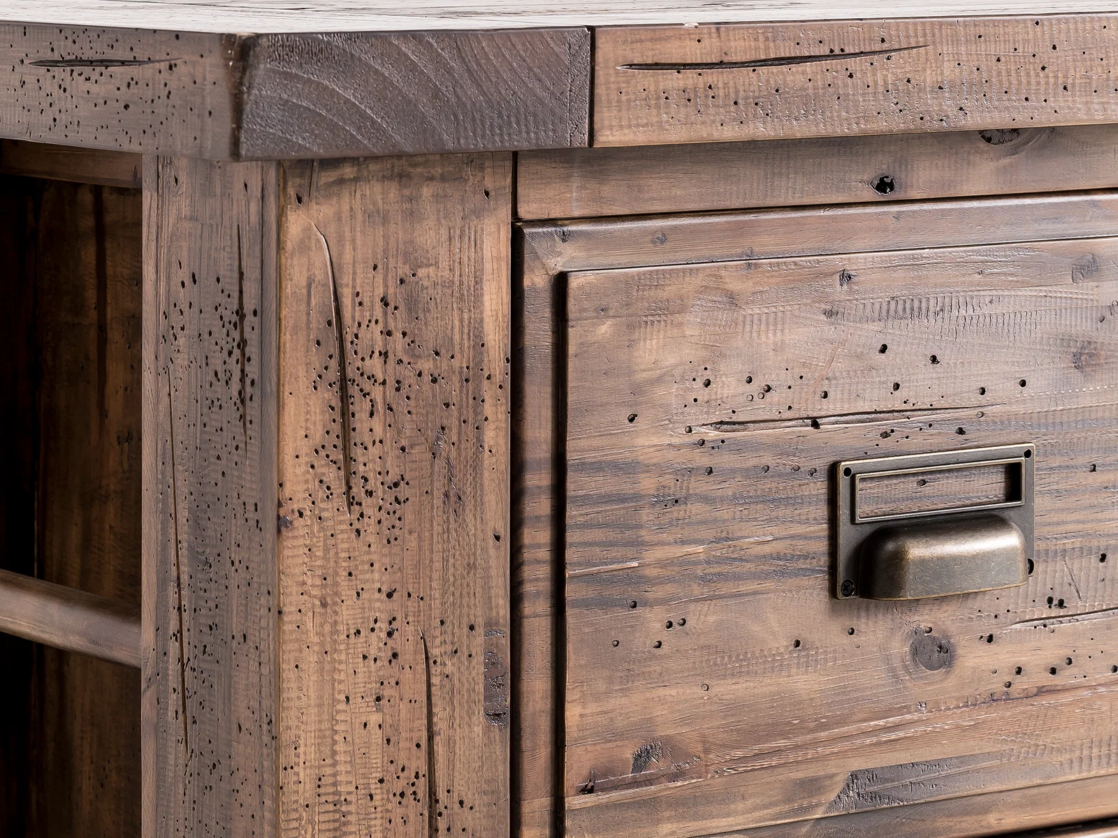 Hand an massivem Holzgriff einer Schublade vor warmem Holzfront‑Ambiente, natürlicher Look für Küche und Interieur