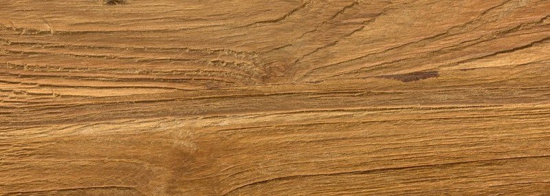Geölte Holzoberfläche nah, sichtbare Maserung, warmer Honigton und leichter Glanz.