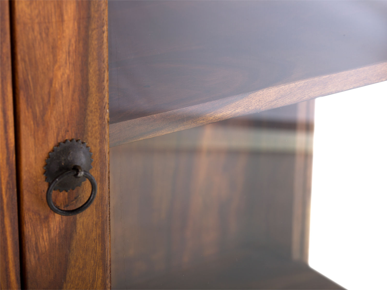 Freisteller-Detailansicht Vitrine Merlow Akazie, geöffnete 45°-Frontansicht mit lackiertem Akazienholz-Regal und Ringgriff