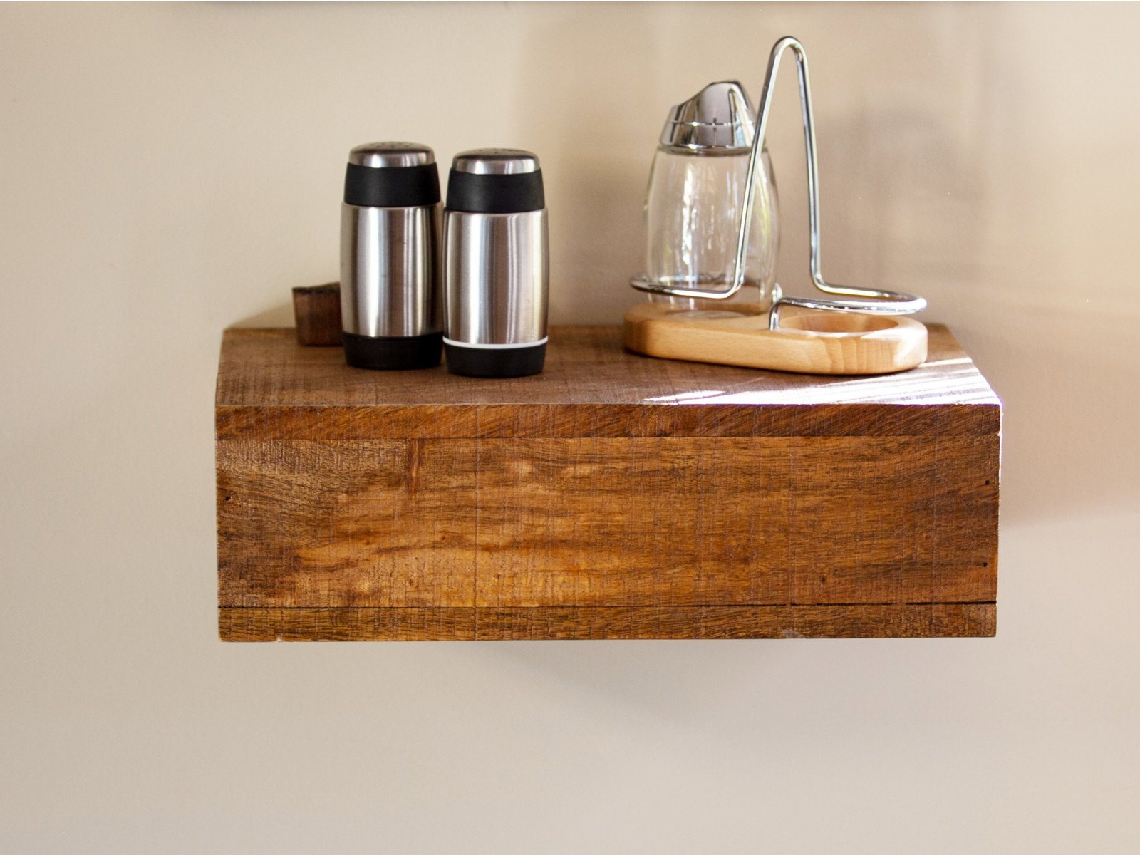 Freisteller Frontansicht Wandboard Geheimfach Mangoholz, lackiert, 35×11×22 cm braunes schwebendes Regal mit verstecktem Fach.