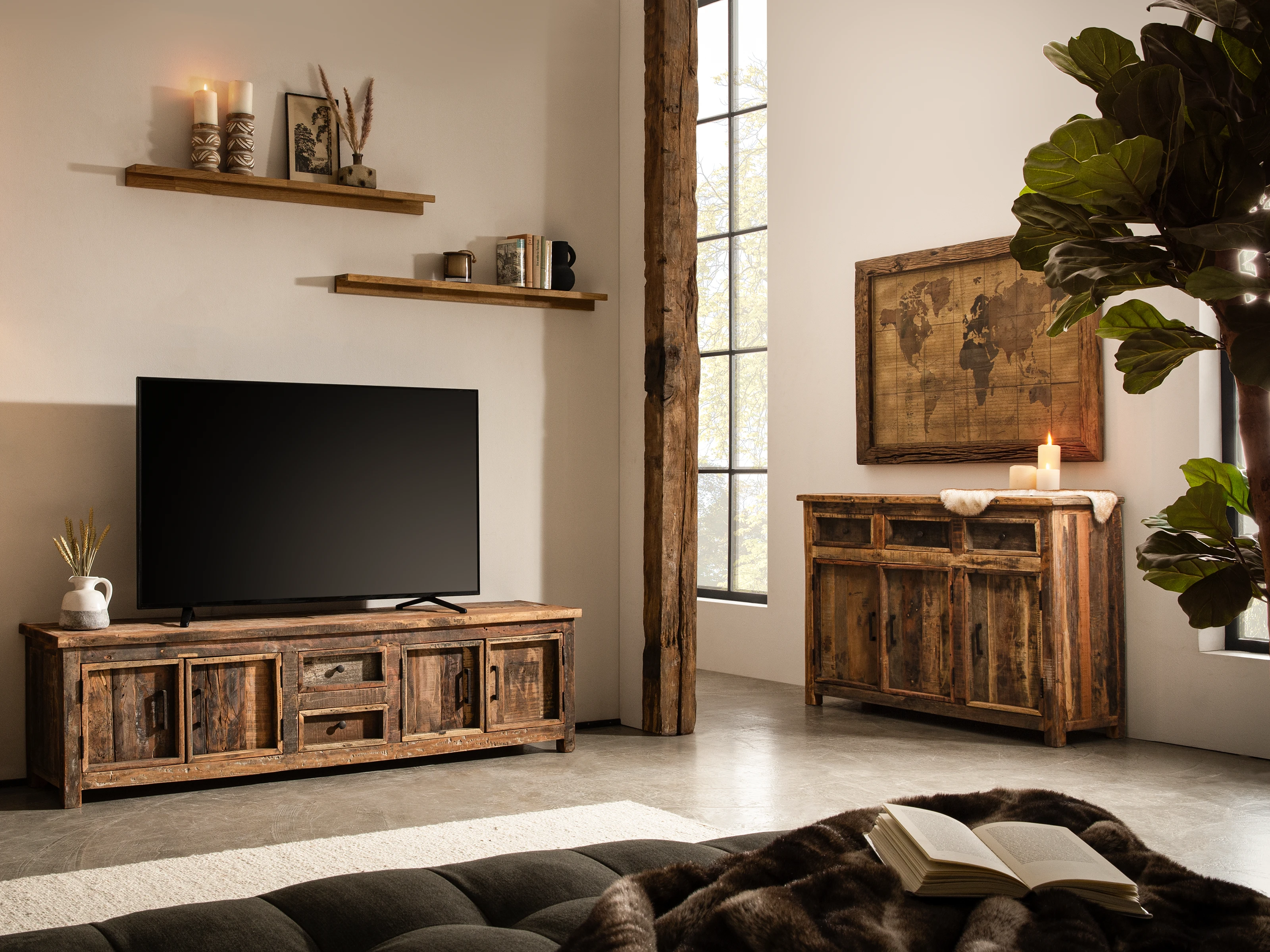 Sumatra-Wohnzimmer mit warmen Holzmöbeln (Sideboard, Regal), dezenter Deko und weichen Textilien in neutralen Naturtönen, moderner Stil