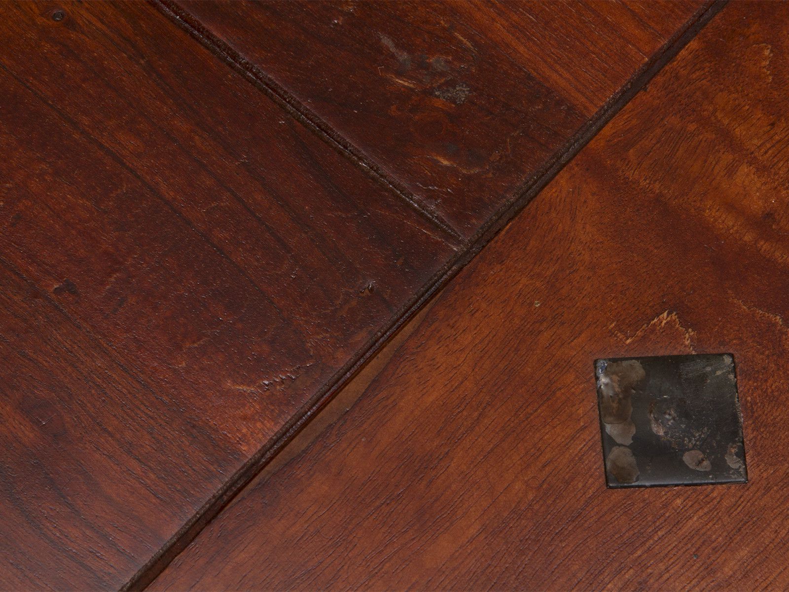 Detailansicht (45°) der lackierten Akazienholz-Oberfläche und Metallapplikation am Beistelltisch „Texas“ in Braun