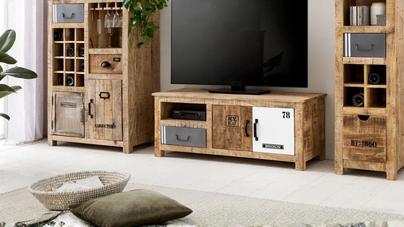 TV-Bank Pune aus Mangoholz und Metall mit offenen und geschlossenen Fächern als Beispiel für einen Fernsehunterschrank mit gemischtem Stauraumkonzept