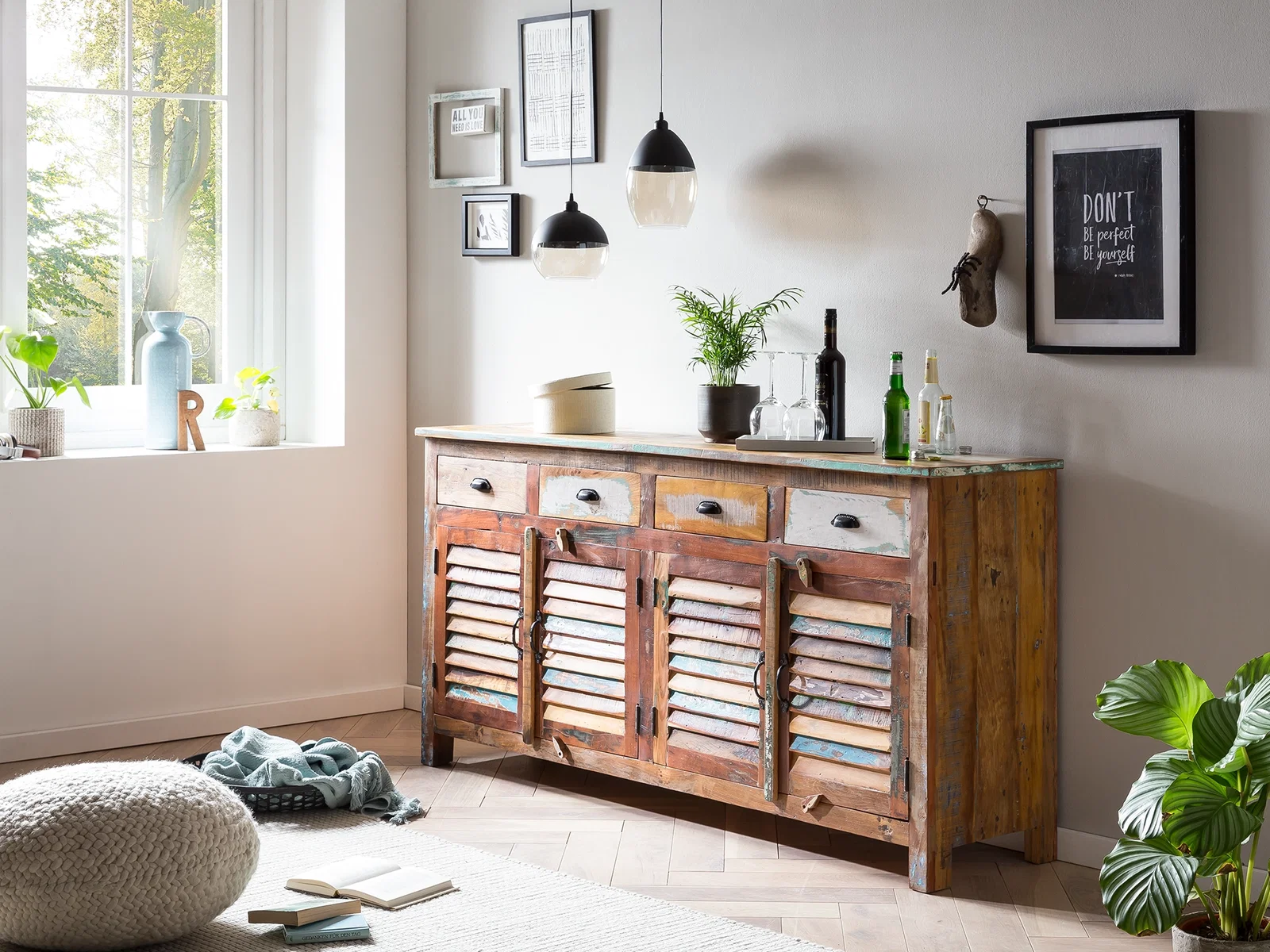 Wohnmöbel der Serie Wakefield aus recyceltem Altholz mit markanten Lamellenfronten in einem modernen Wohnraum