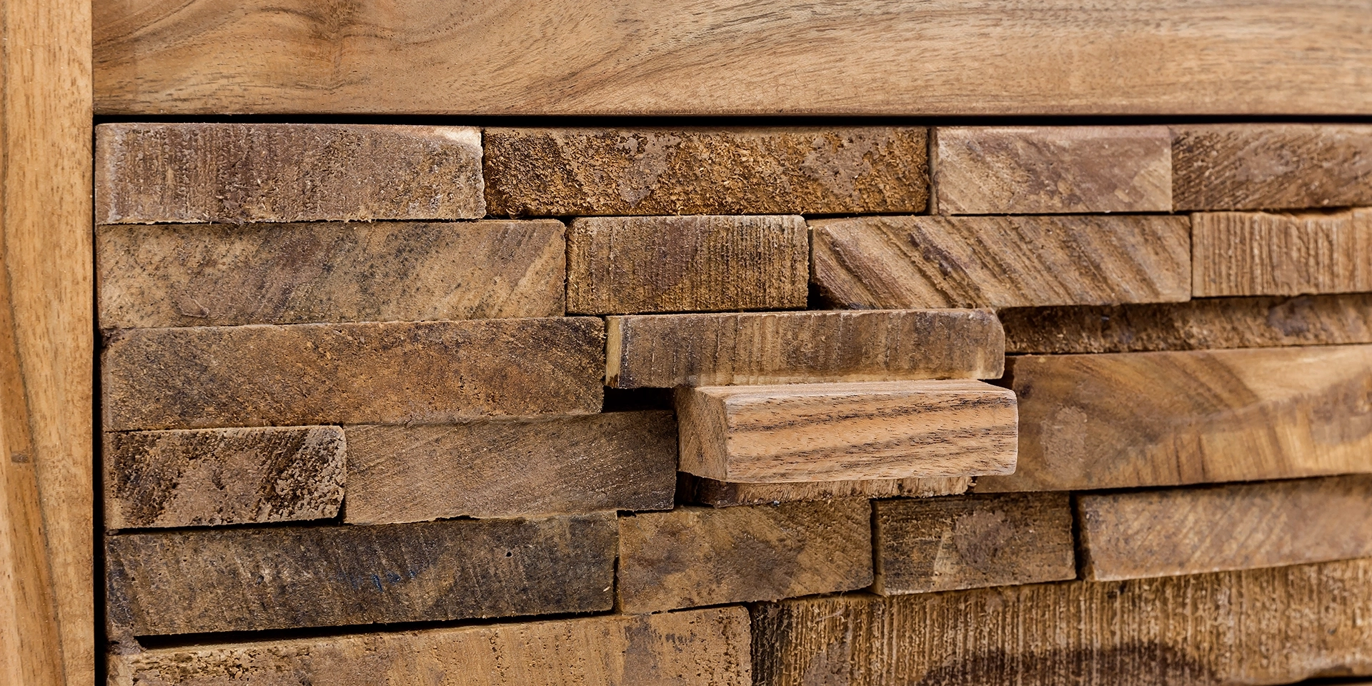 Nahaufnahme: Holzdetail der Matay-Möbelplatte, sichtbare Maserung, warme Naturtöne und präzise Kantenverarbeitung