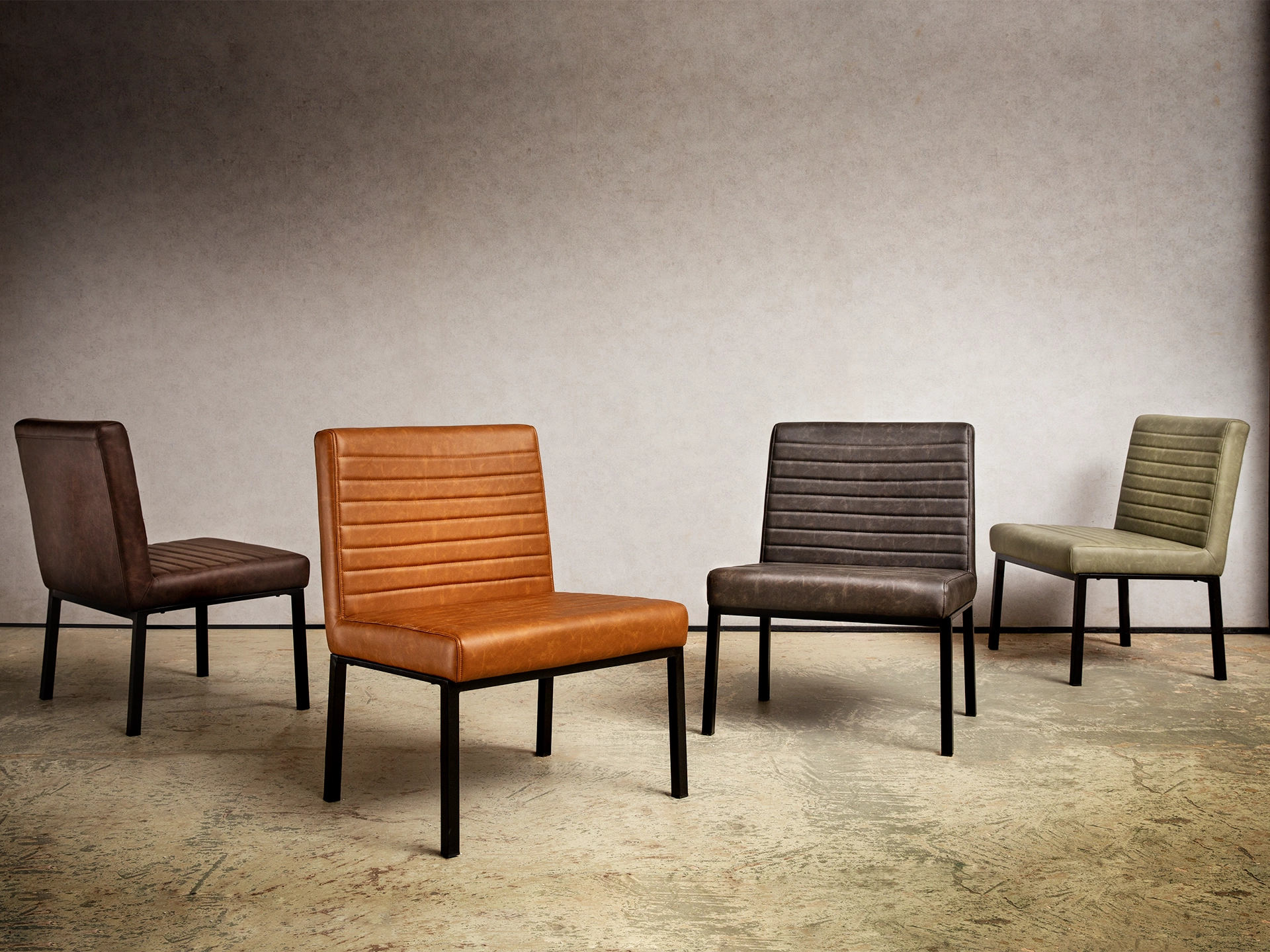 XXL-Wingback-Sofa 'Wingston' im modernen Wohnzimmer: graues Stoffsofa mit hohen Rückenflügeln, Kissen und dezenter Dekoration