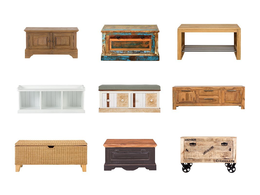 Schuhbank aus warmem Holz mit gepolsterter Sitzfläche und offenen Schuhfächern, moderner minimalistischer Eingangsbereich