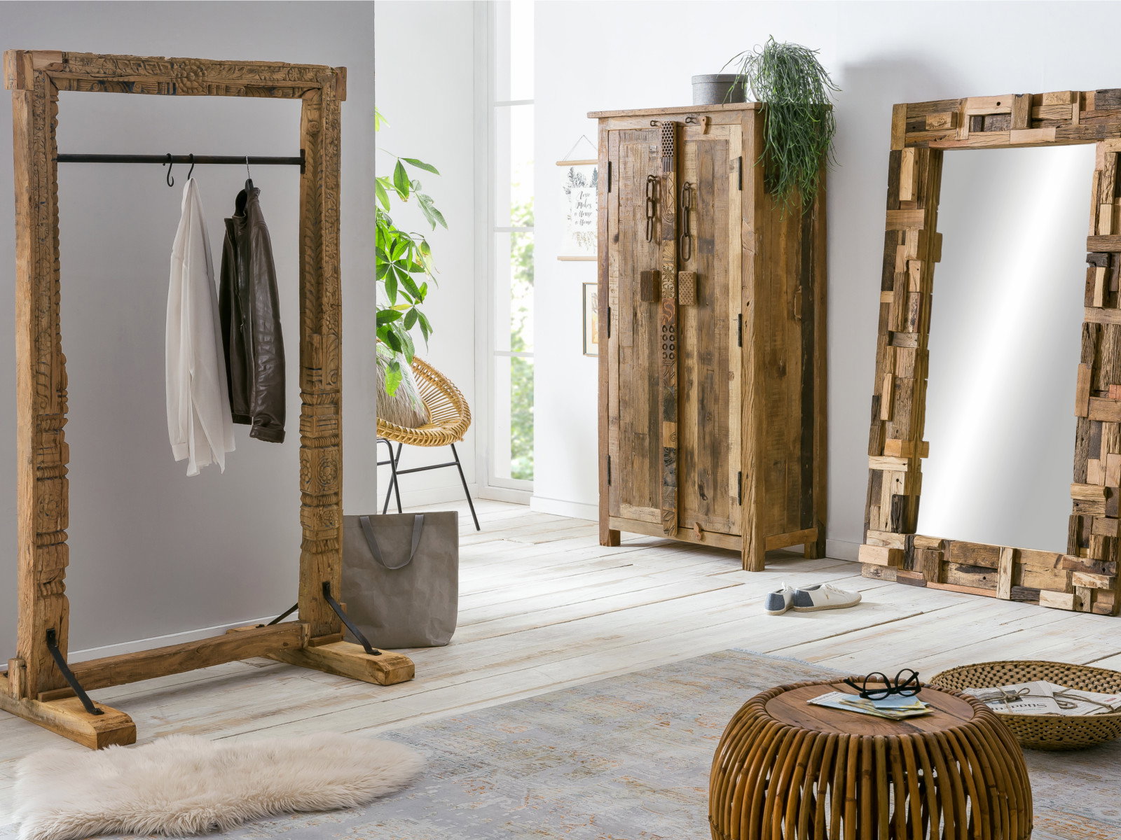Wohnbeispiel 45°-Ansicht: Kleiderschrank Kavali, 2-türig aus recyceltem Altholz (BxHxT 90×185×45 cm), naturbraun, unbehandelt