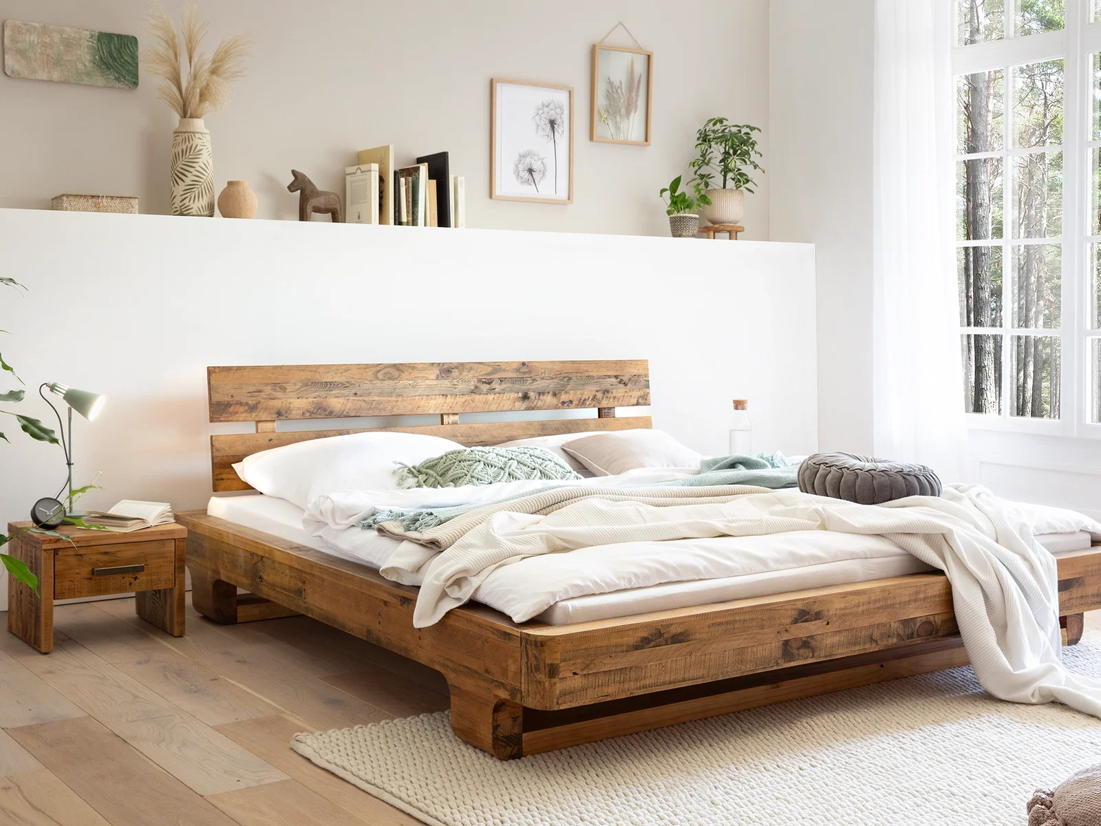 Massivholzbett in einem natürlich eingerichteten Schlafzimmer