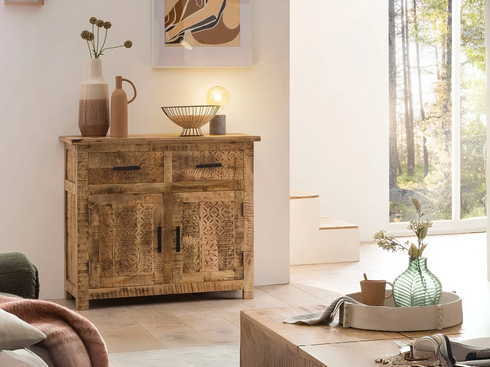 Mumbai Sideboard in Ambiente: Naturholz mit schwarzem Metallgestell, Industrial-Look im warmen Wohnzimmer mit Pflanzen