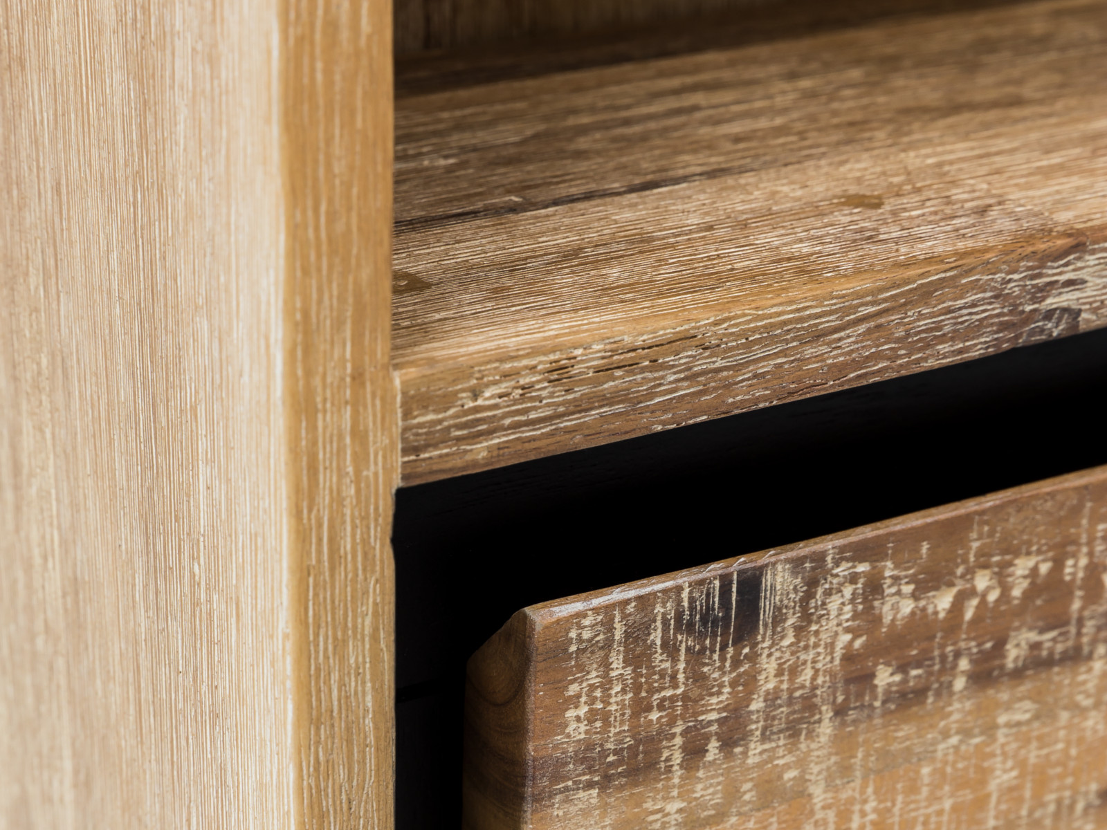 Detailansicht Bad Hochschrank Jolo aus lackiertem Akazienholz (Natur), 45°-Ansicht mit offenem Schubkasten & Fachboden, rechter Türanschlag