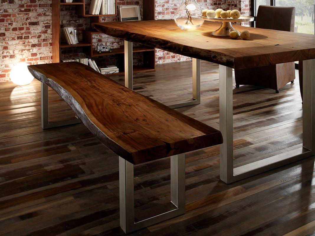 Baumkantentisch mit Sitzbank aus Massivholz in rustikalem Esszimmerambiente, Holzmaserung und natürliche Kanten.