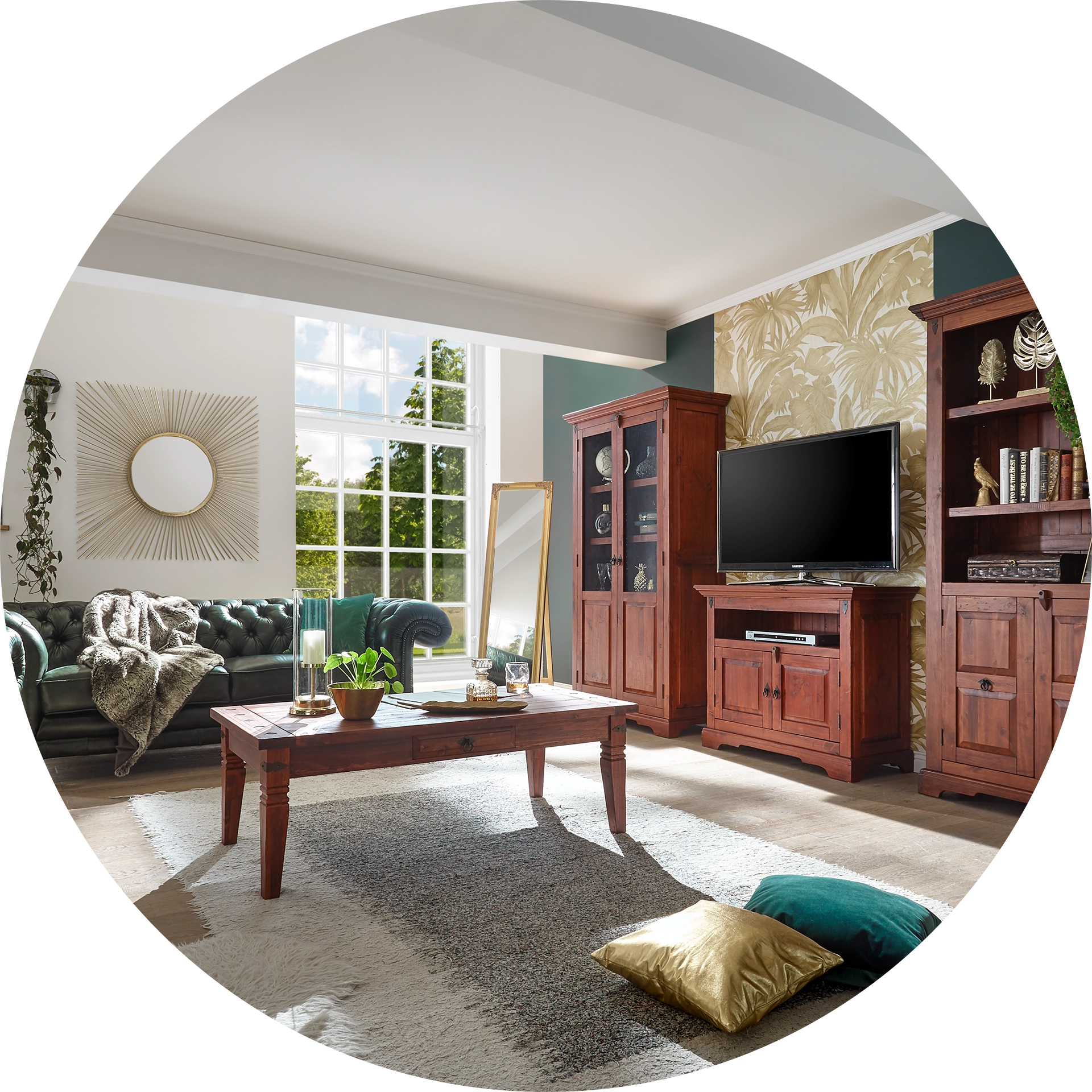 Wohnstil Kolonialgrün: elegantes Interieur mit dunklen Holzmöbeln, tiefgrünen Wänden und üppigen Zimmerpflanzen.