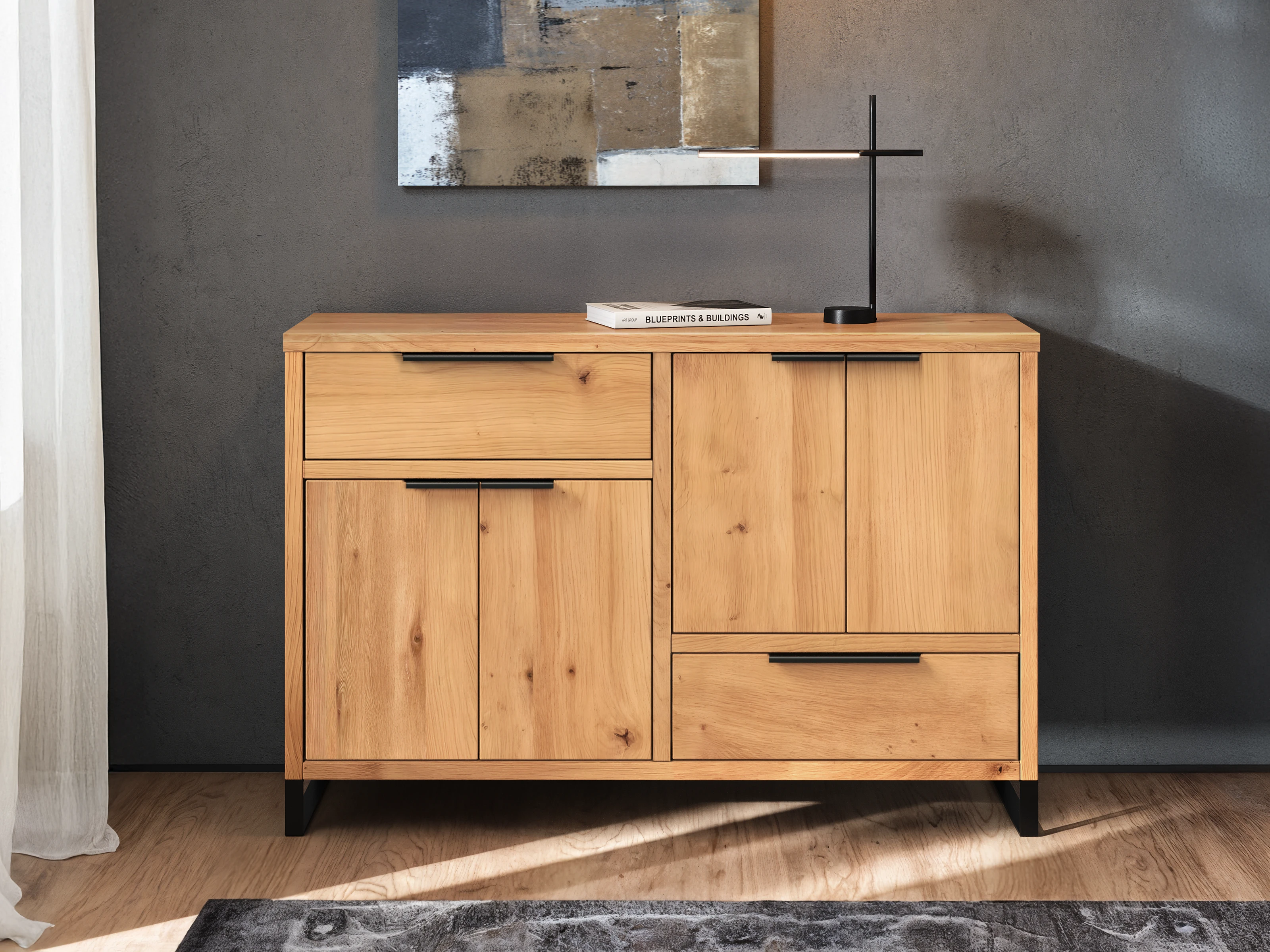 Frontansicht des Sideboards Sydney (126 cm) aus geölter Wildeiche mit 4 Türen und 2 Schubladen im Wohnbeispiel.