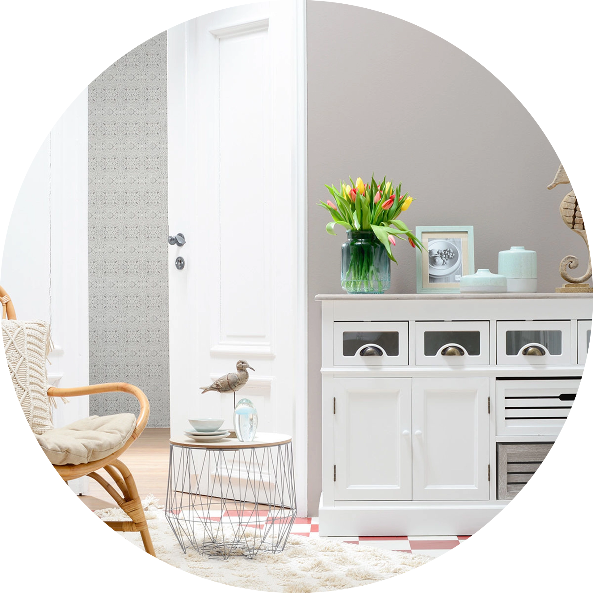 Gemütliches Wohnzimmer in Pastellfarben: helles Sofa mit Kissen, Beistelltisch, Zimmerpflanze und zarte Mint- sowie Rosatöne, skandinavisch.