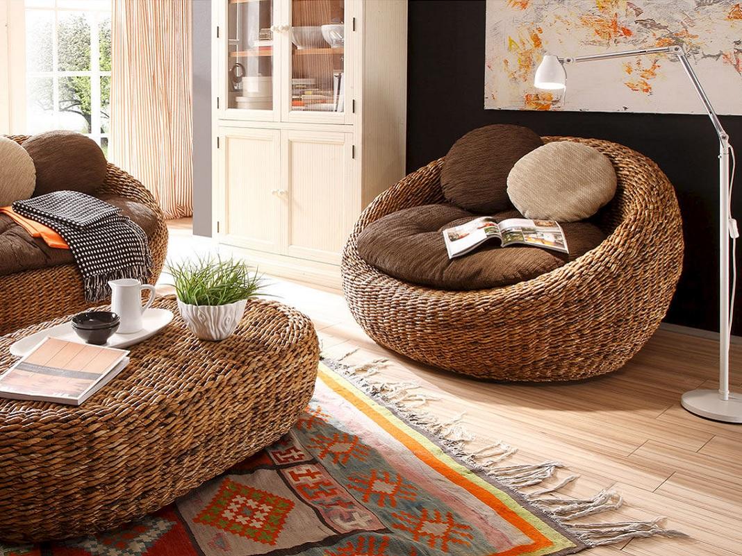 Geflechtsessel im Wohnzimmer: gewebter Sessel mit Holzrahmen in warmer, gemütlicher Wohnzimmerszene mit neutralen Farbtönen