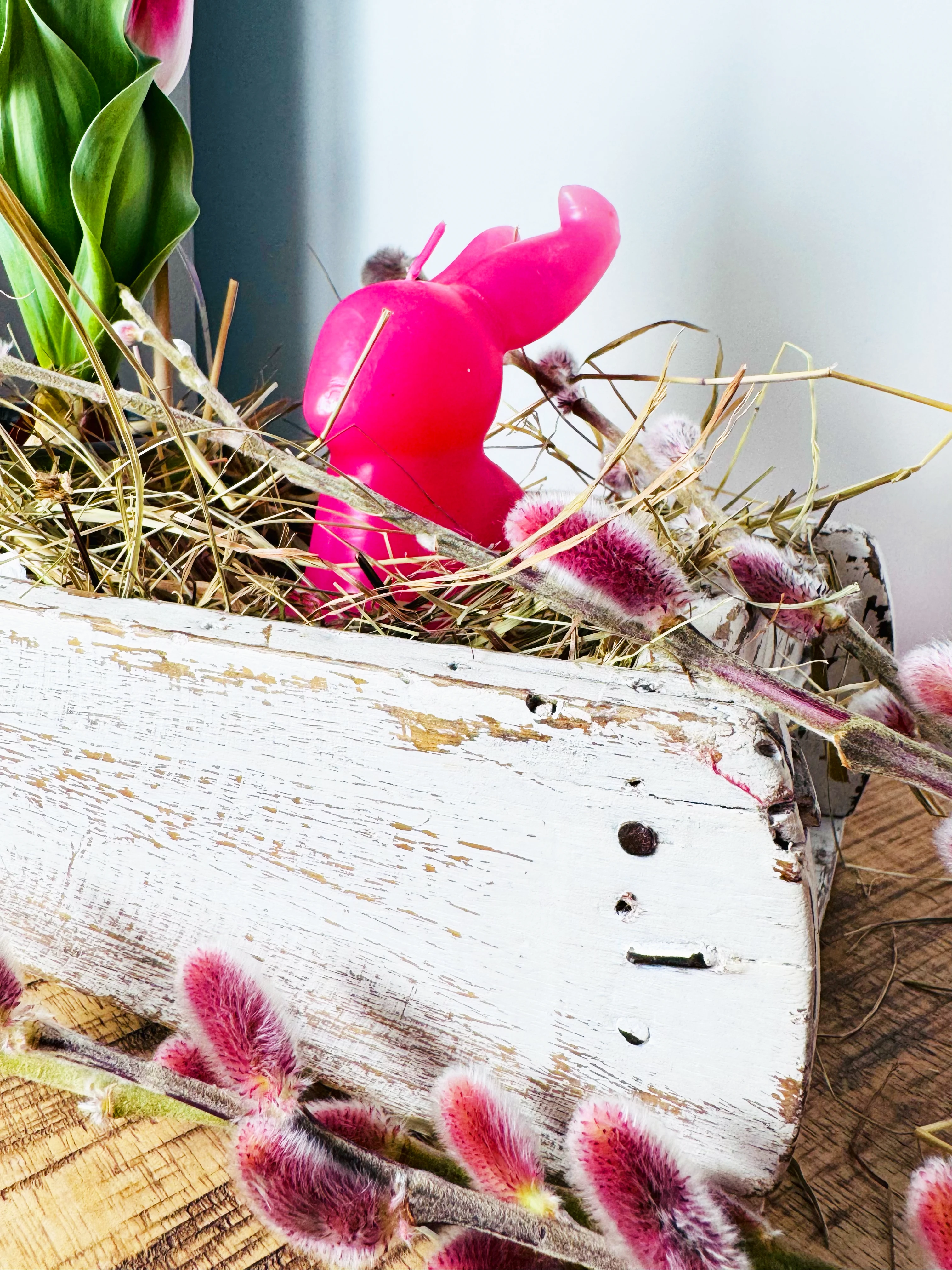Osterdeko auf Holz: bemalte Eier, Moos und Frühlingszweige in natürlichem, rustikalem Ambiente