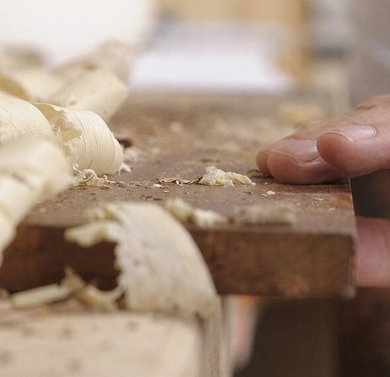 Infografik: Übersicht Holzoberflächen – Unterschiede, Eigenschaften und Pflege mit Musterbeispielen im klaren Design.