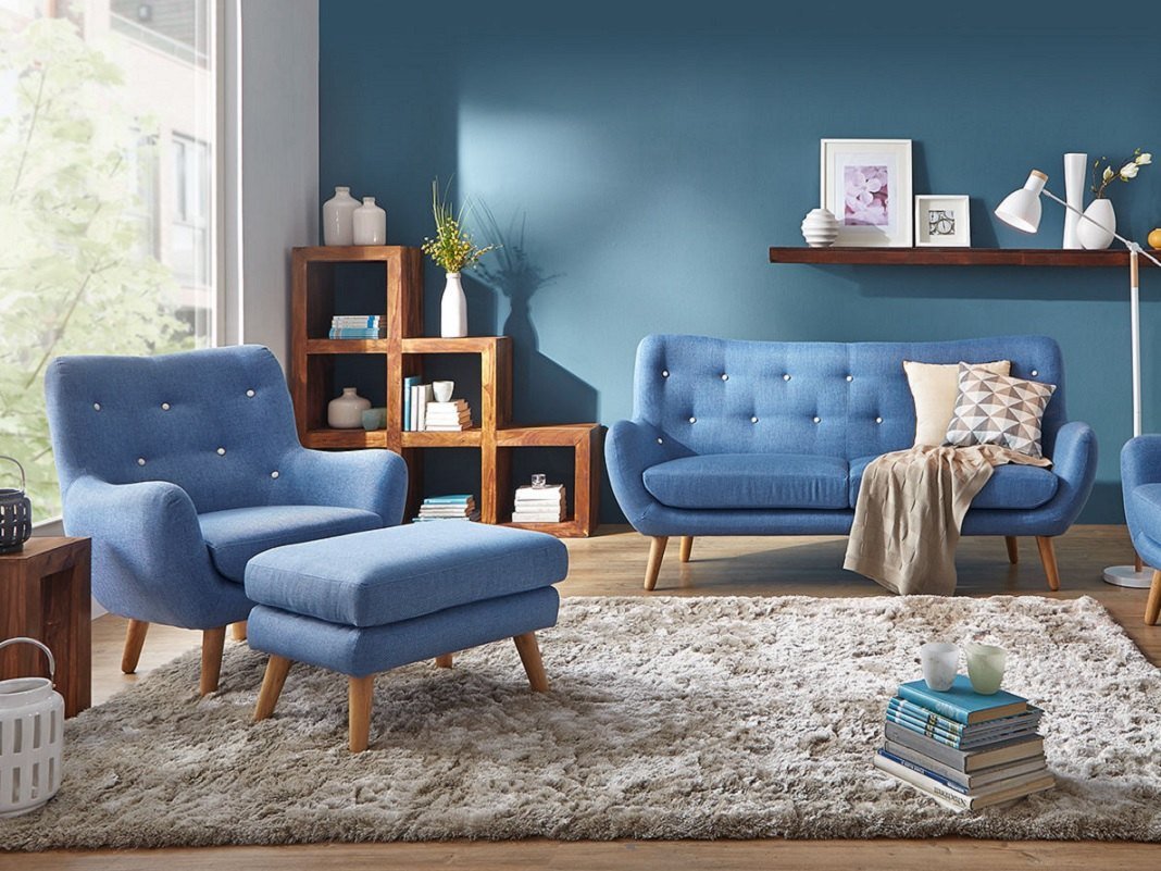 Stufenregal aus hellen Holz-Regalwürfeln, gestufte Treppenform mit Pflanzen und Deko, skandinavischer Stil