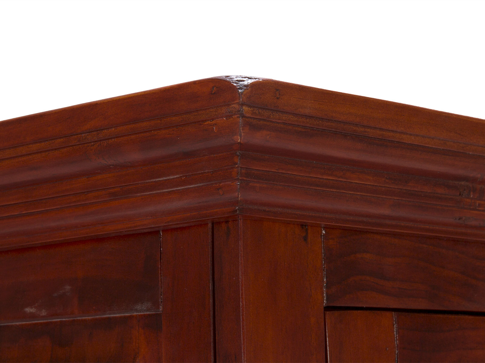 Detailansicht Kranzleiste Kleiderschrank Catana braun, lackiertes Pinienholz, Freisteller Frontansicht.