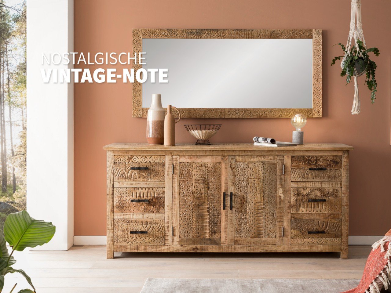 Peach-farbenes Sideboard Mumbai mit Holzbeinen, minimalistisches skandinavisches Design, Vasen und Bücher, warmes Pastell-Wohnambiente.