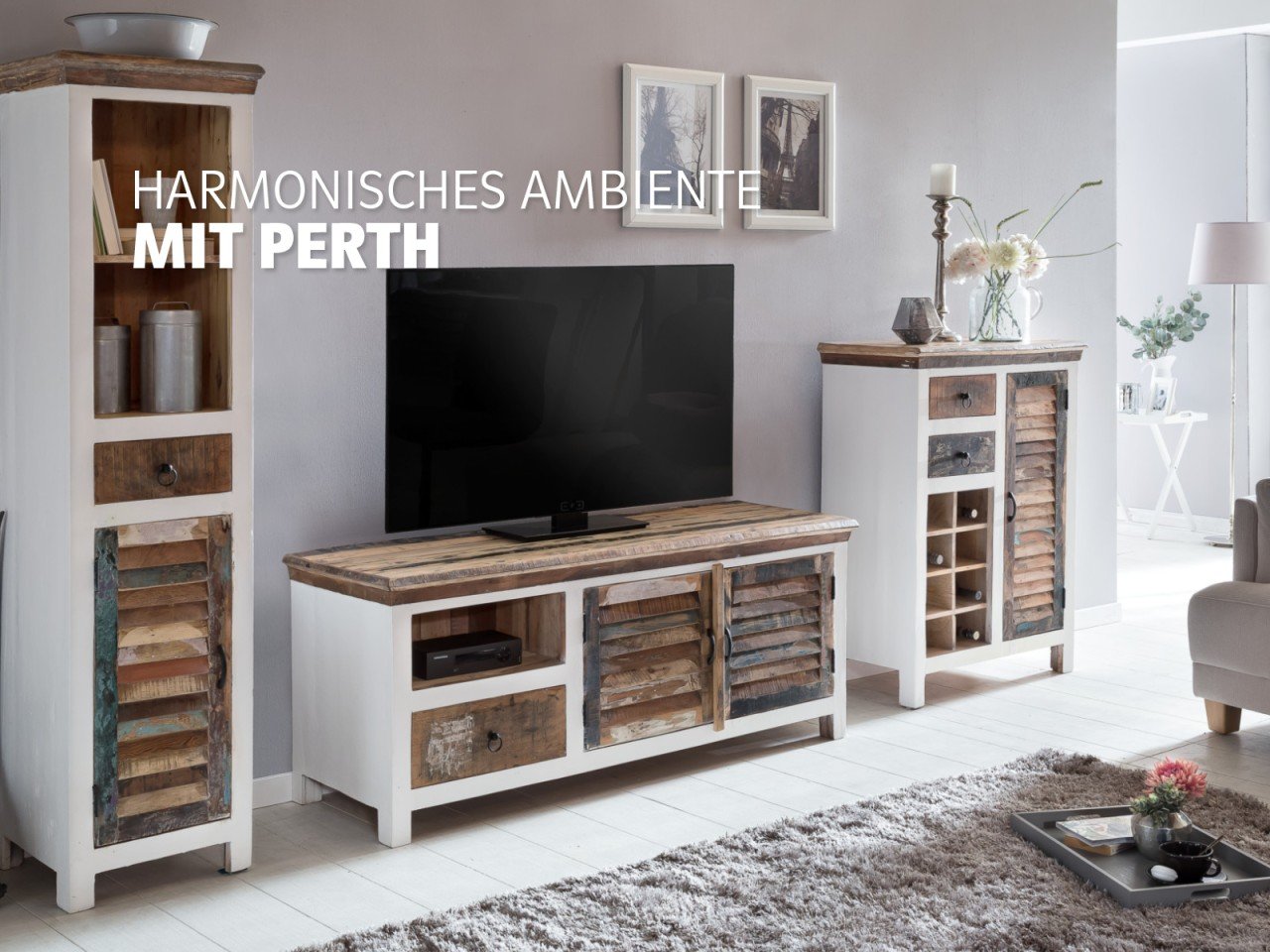 Helles Wohnzimmer mit hellem Damchaya Perth Holzboden, skandinavischer Einrichtung, Sofa, Couchtisch und viel Tageslicht