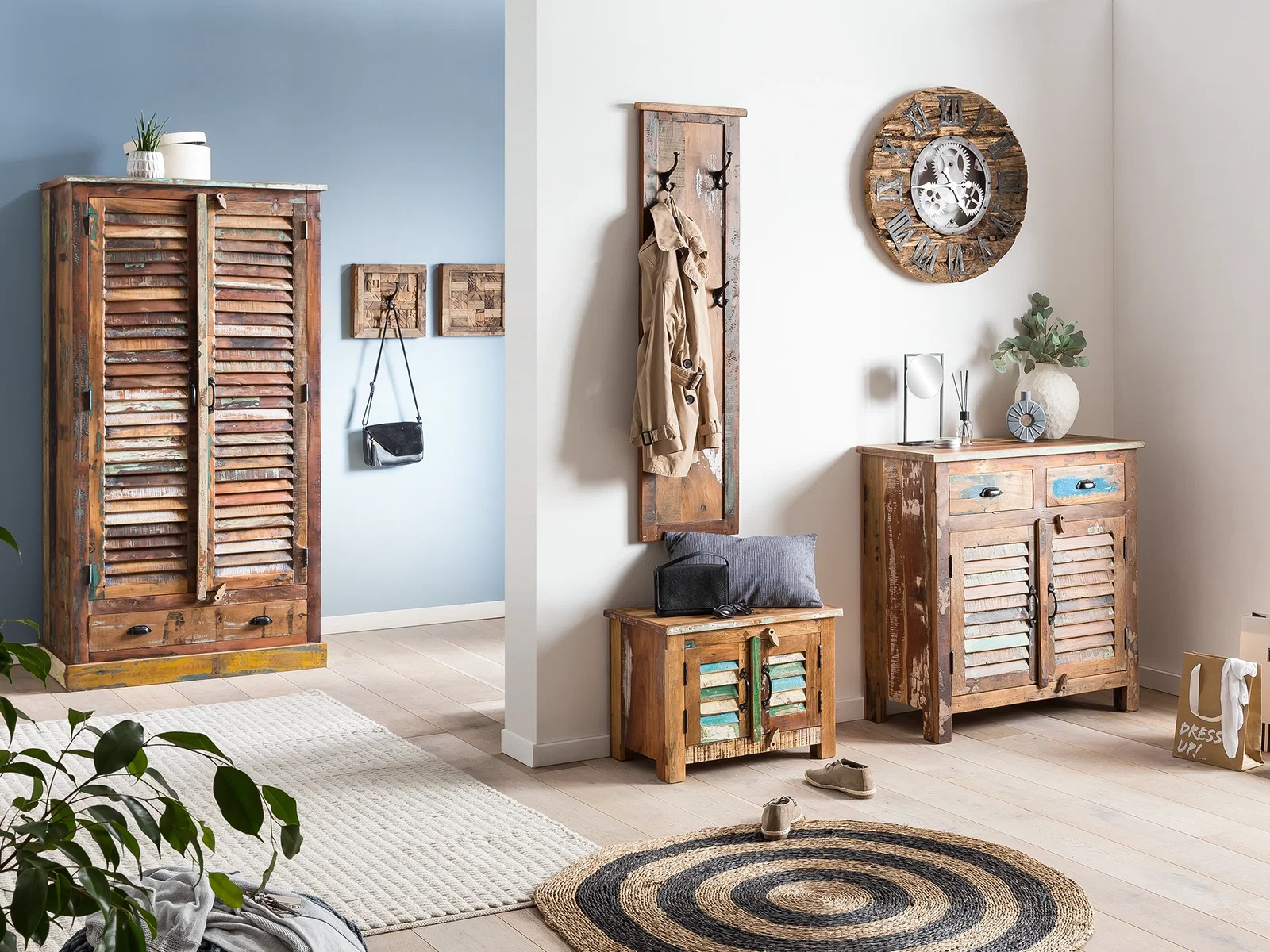 Flurmöbel aus recyceltem Altholz mit Garderobenschrank, Sitzbank und Garderobenpaneel im natürlichen Vintage-Look