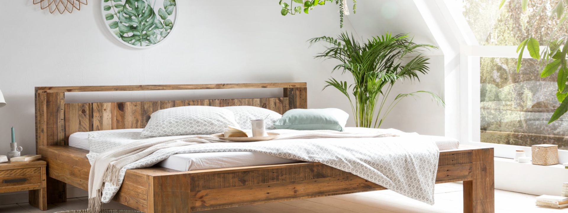 Wohnzimmer mit üppigen grünen Zimmerpflanzen, Holzmöbeln und natürlicher, gemütlicher Einrichtung im modernen Stil