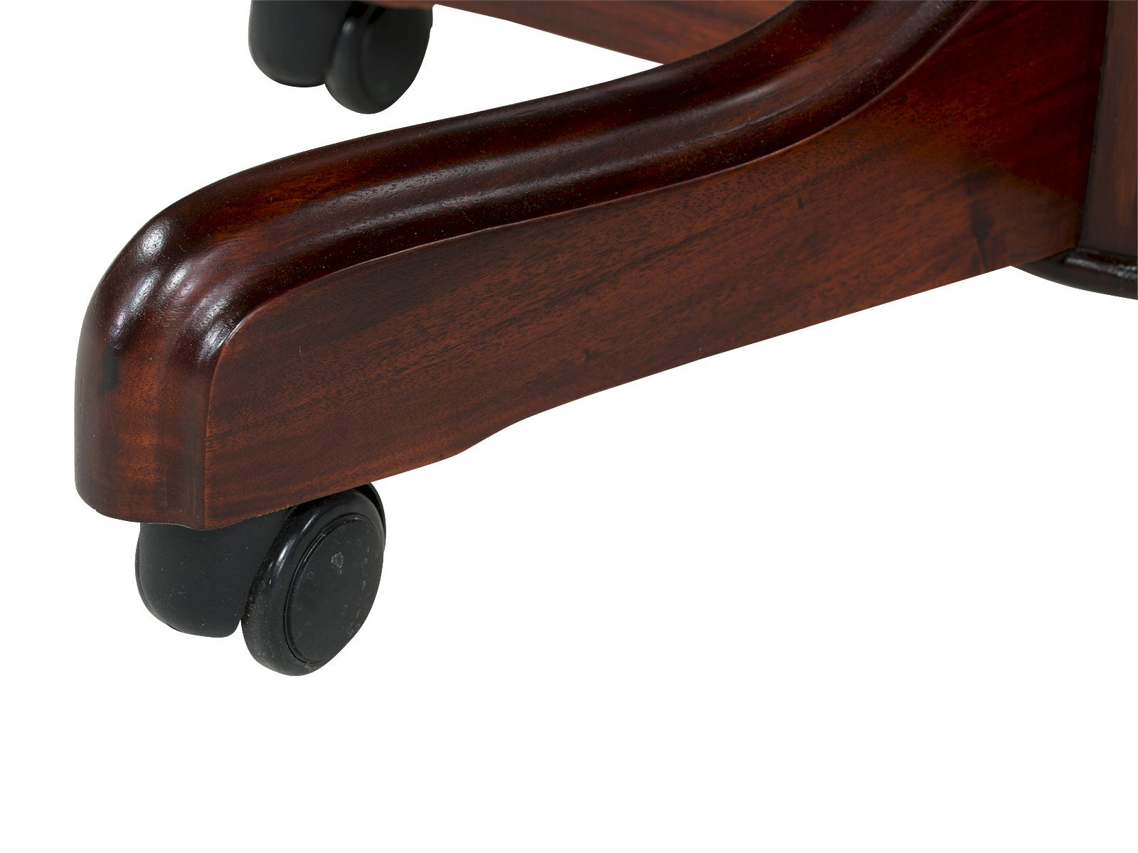 45°-Detailansicht des lackierten Mahagoni-Holz-Fußkreuzes mit Doppelrollen des Bürosessels Cambridge Echtleder grün