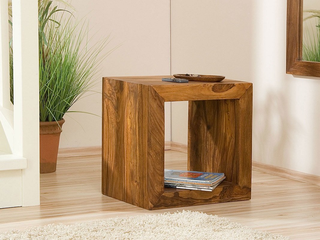 Regalwürfel als Beistelltisch aus Holz neben Sofa, offene Fächer mit Buch und Pflanze, warmes modernes Wohnambiente