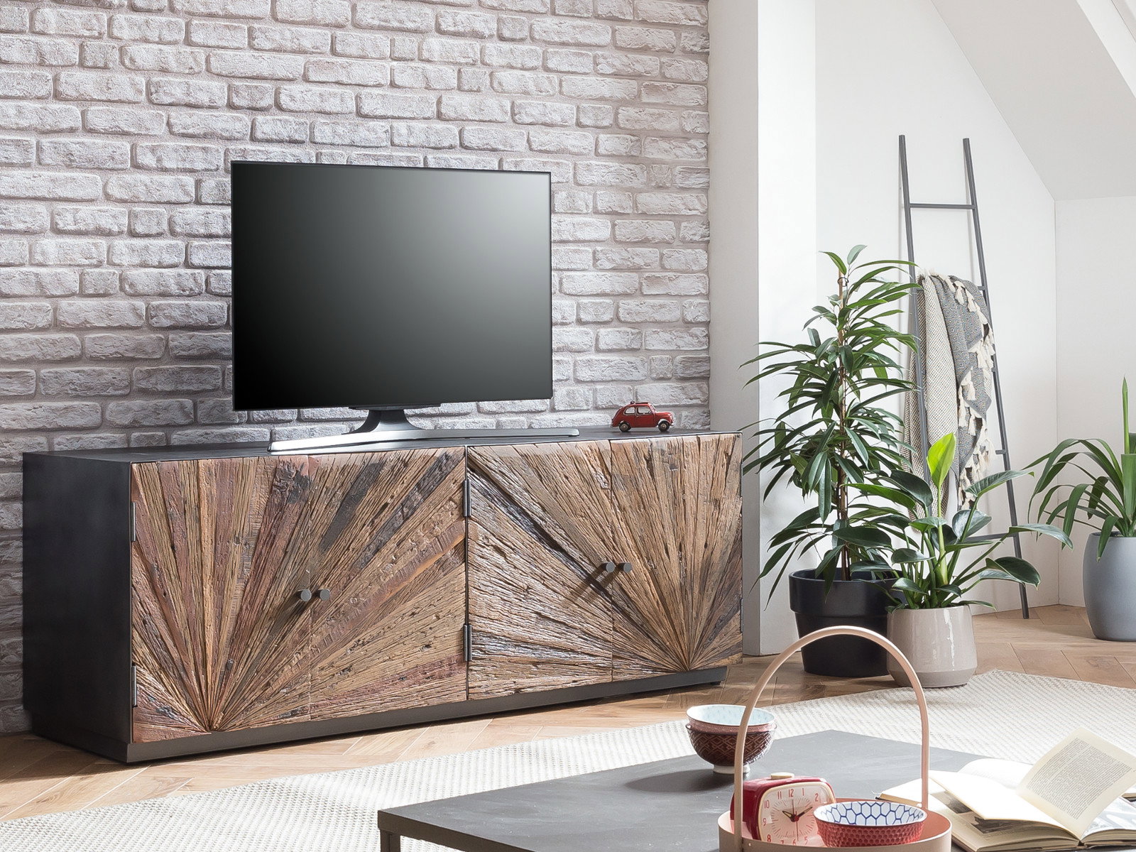 TV‑Möbel Derby: niedrige Holz‑TV‑Konsole in Naturholzoptik mit Schubladen und offenen Fächern, modernes Wohnzimmer-Ambiente